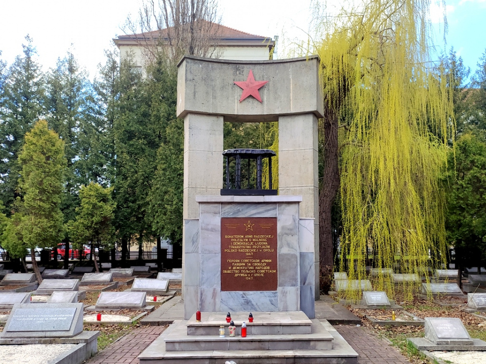 Кладовище радянських солдат в Ополе [фото Вітольда Востака]