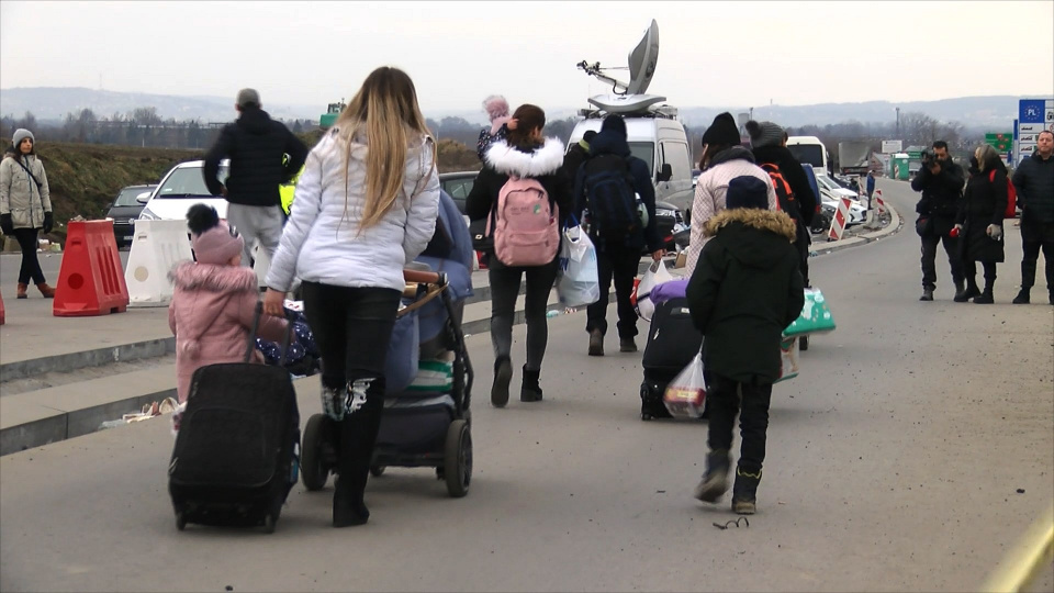 Жінки тікають від війни в Україні [фото А. Поспішиль]
