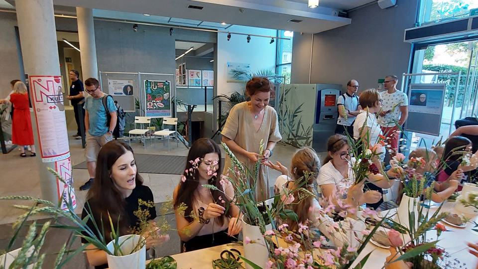 Марина Бондар спілкується з учасниками майстер-класу з флористики (фото Світлани Мех)