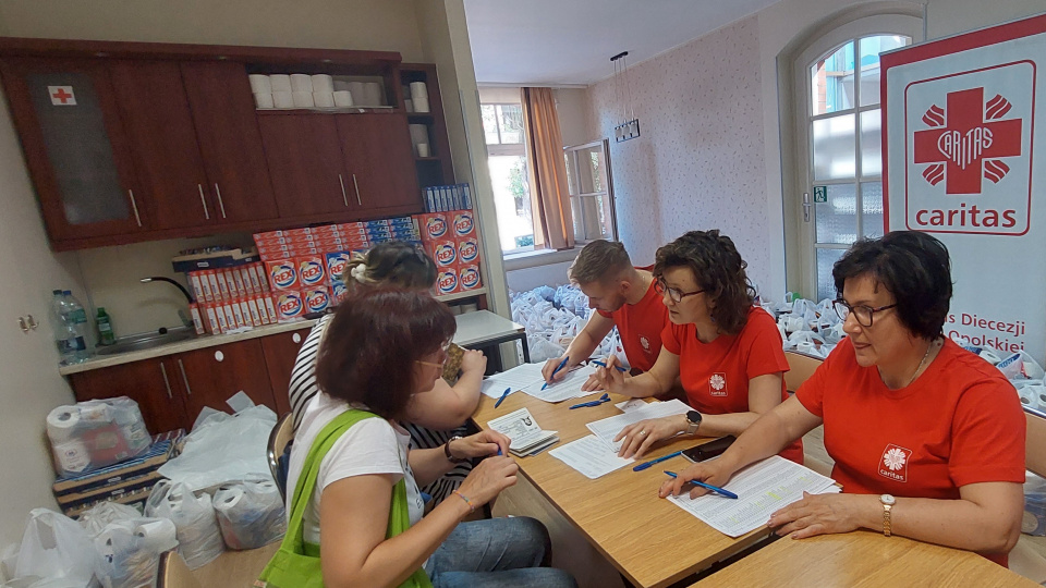 Оформлення допомоги біженцям з України в офісі Карітас Опольської дієцезії