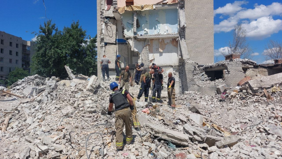 Тіла 38 людей знайшли під завалами житлового будинку, в який влучила російська ракета (фото ДСНС)