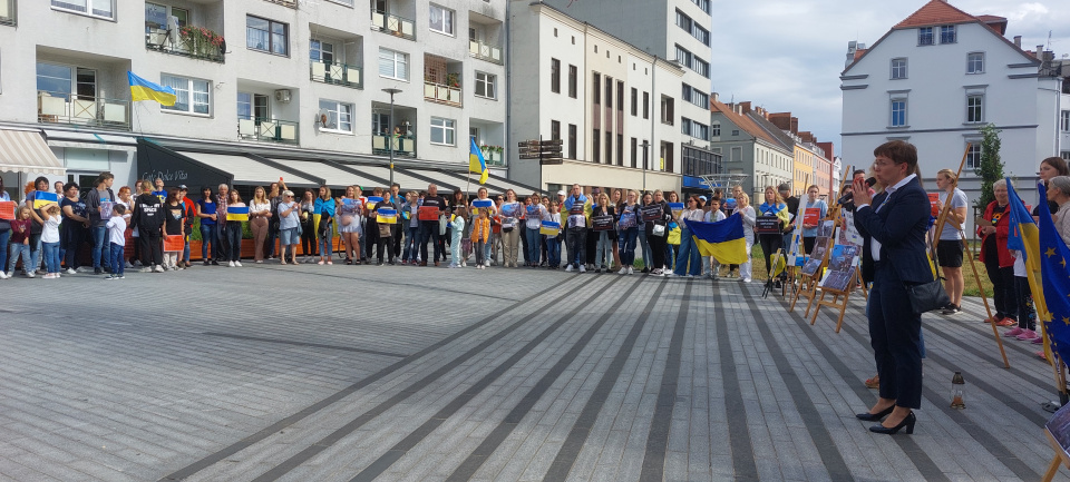 В Ополі приєдналися до акцій протесту, які відбулися у світі через убивство росіянами військовополонених в колонії Оленівки на Донеччині (фото Світлани Мех)