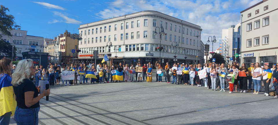 В Ополі приєдналися до акцій протесту, які відбулися у світі через убивство росіянами військовополонених в колонії Оленівки на Донеччині (фото Світлани Мех)