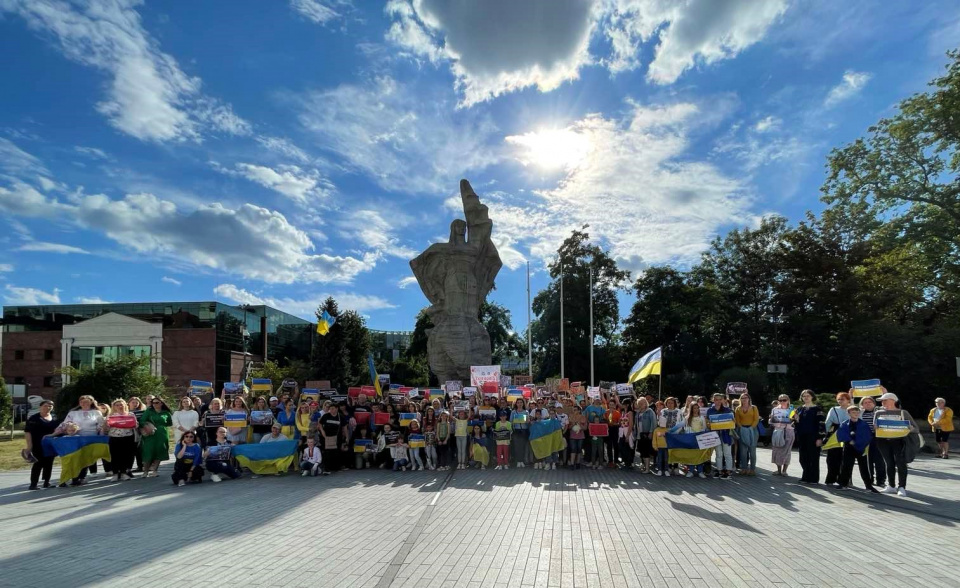 В Ополі приєдналися до акцій протесту, які відбулися у світі через убивство росіянами військовополонених в колонії Оленівки на Донеччині (фото Світлани Мех)