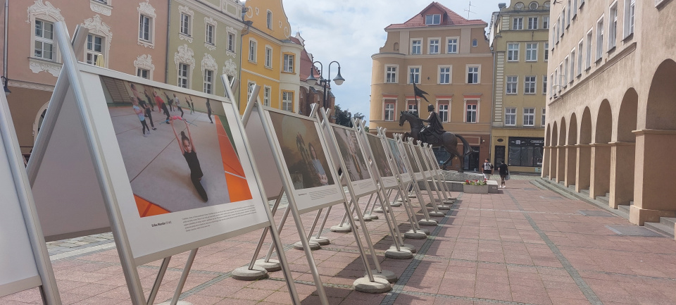 Виставка «Обличчя України» із 20 світлин та історій біженців, які втекли від війни, відкрилася в Ополі ( фото Світлани Мех)