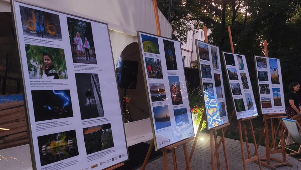 Під час фотовиставки в Ополі, на якій збирали кошти для ЗСУ, місцевий житель віддав 200 злотих за фотороботу дівчини з України(фото Світлани Мех)