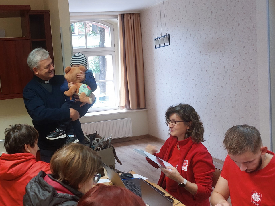 Карітас в Ополі після серпневої перерви видає допомогу воєнним мігрантам з України шість годин поспіль (фото Світлани Мех)