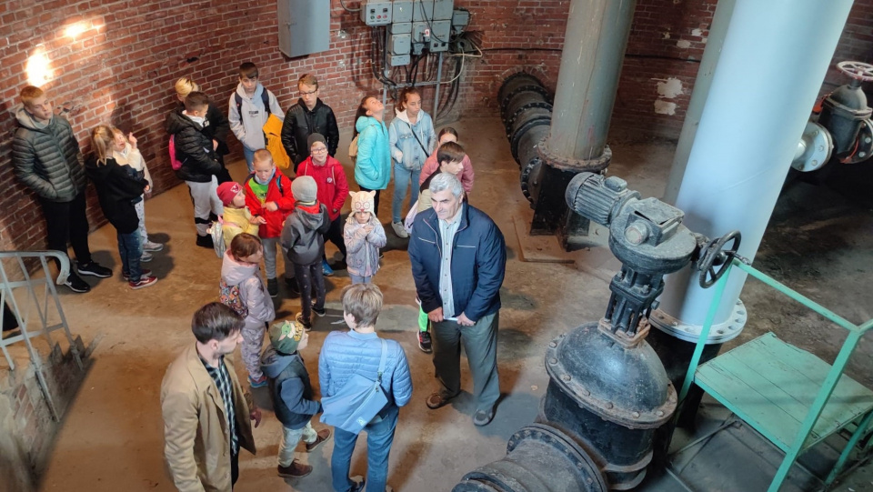 Дітям воєнних мігрантів з України організували екскурсію на підприємство з водопостачання та каналізації в Ополі (фото Ґжегож Мрочек)