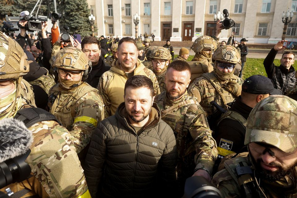 Президент України Володимир Зеленський приїхав до звільненого Херсона і зустрівся з місцевими жителями (фото Reuters)
