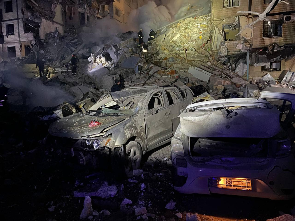 Ракетний удар по дев’ятиповерхівці у Дніпрі: 5 людей загинули, 21 - травмована (фото ДСНС)