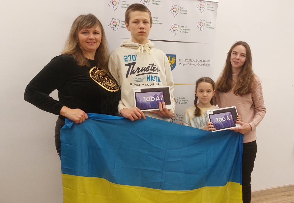 Двоє юних українців перемогли у конкурсі з нагоди Міжнародного дня мігранта і отримали планшети від Центру інтеграції іноземців (фото Світлани Мех)