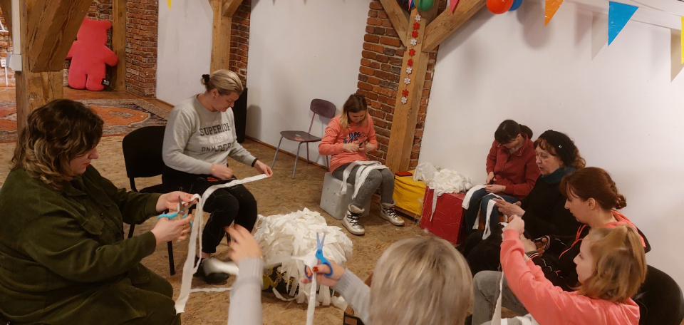 В Ополі волонтери розпочали виготовляти маскувальні сітки (фото Світлани Мех)