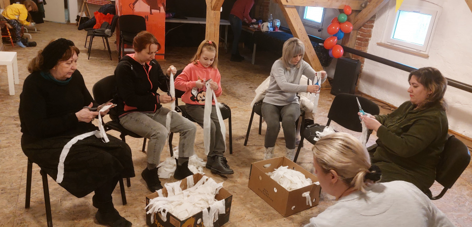 В Ополі волонтери розпочали виготовляти маскувальні сітки (фото Світлани Мех)
