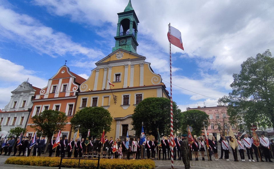 Містяни підняли державний прапор і заспівали національний гімн (фото Олександри Попенко)