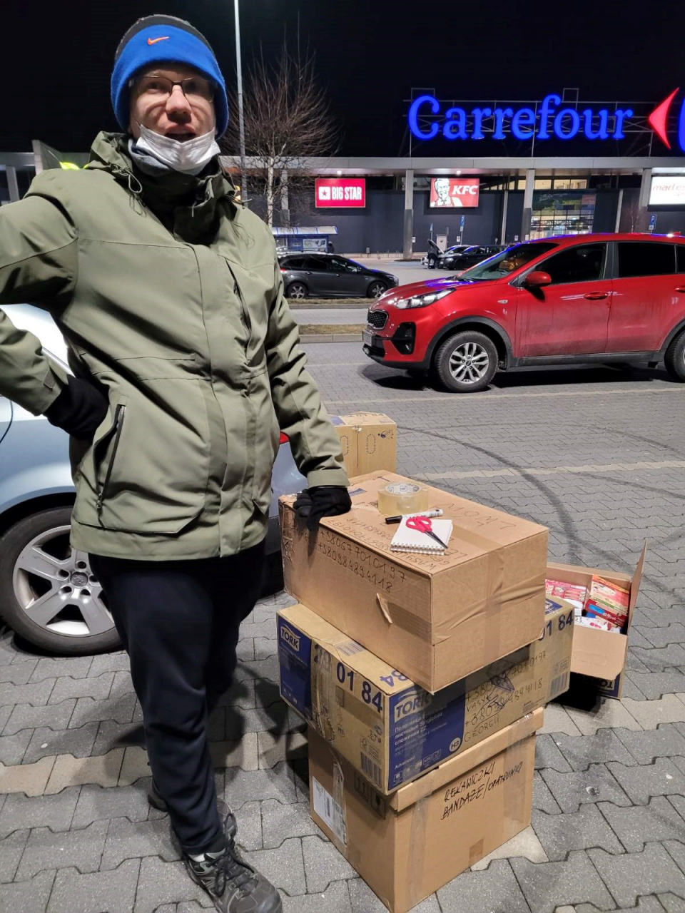 До сотні "пачок" з ліками, одягом та їжею поїхали з Ополя до України (фото Ольги Шиленко)