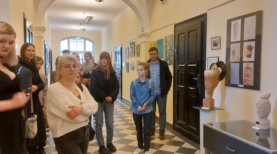 Виставка майже п’ятдесяти художніх робіт членів групи «Тенча» відкрилася у Воєводській бібліотеці для педагогічних працівників (фото Світлани Мех)