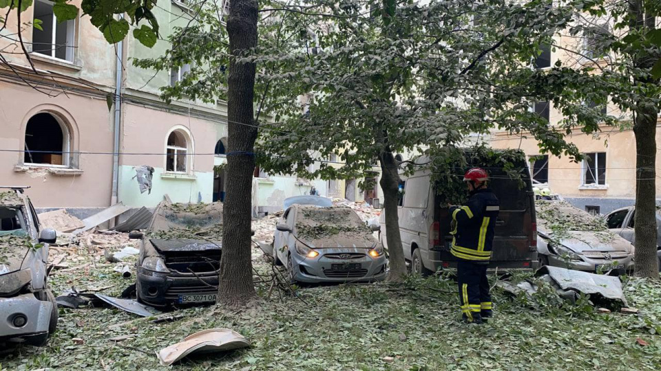 У Львові завершили пошуково-рятувальні роботи на місці ракетної атаки росіян (фото з фейсбуку ДСНС України)
