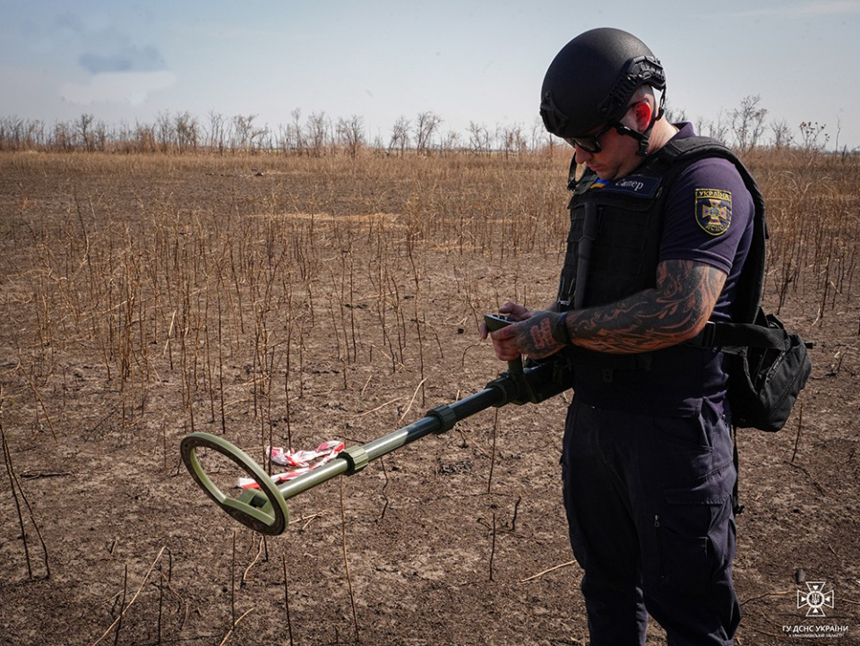 Розмінування на деокупованих територіях (фото з фейсбуку ДСНС України)