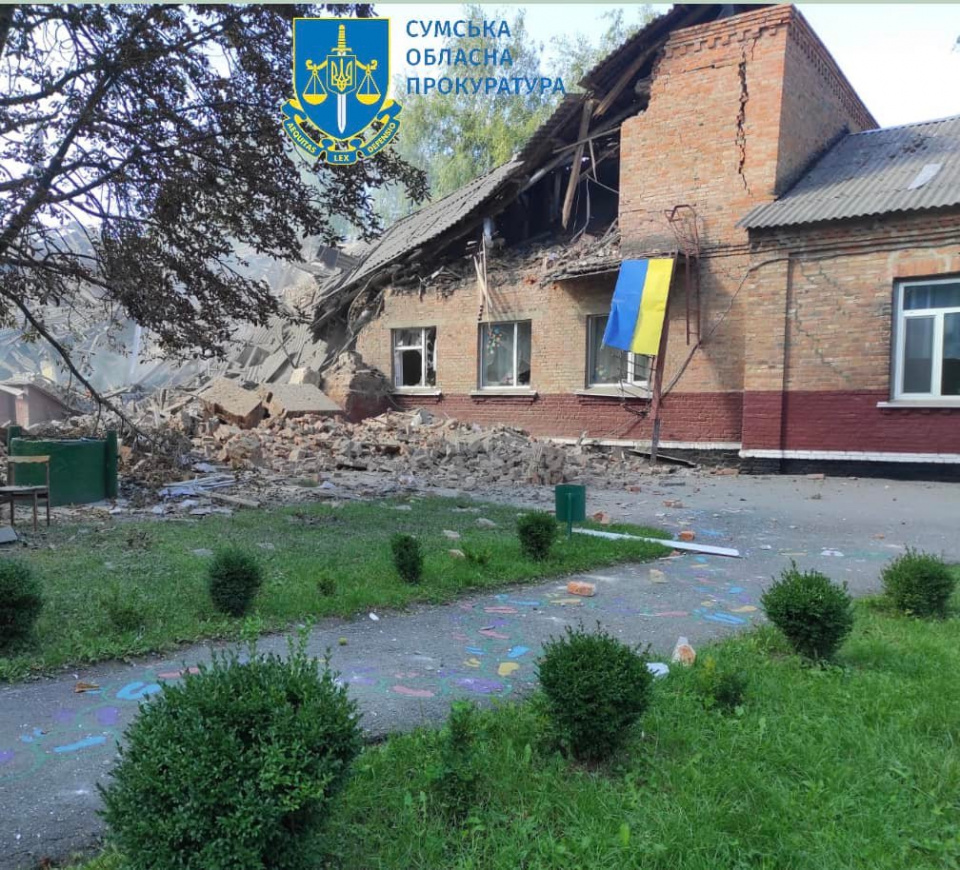 На Сумщині російський дрон влучив у школу. Загинуло двоє вчителів (фото Сумська обласна прокуратура)