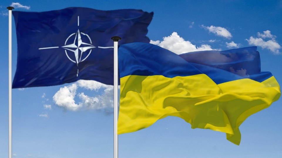 Прапори НАТО та України (фото pixabay)