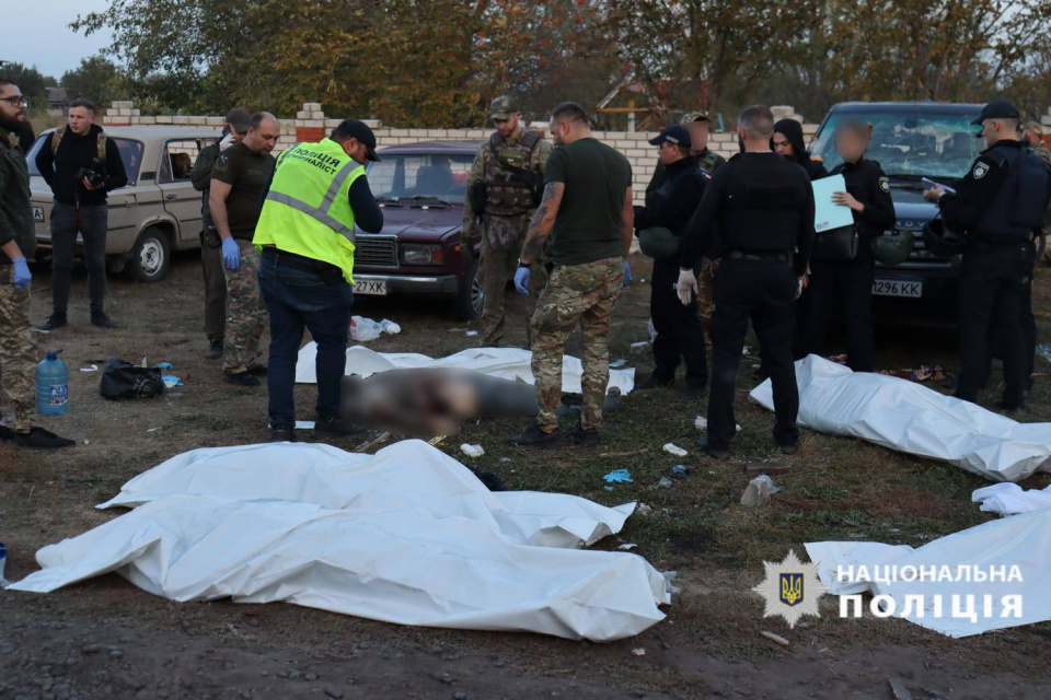 Слідчі дії після влучання ракети в с.Гроза (фото з Facebook Національної поліції України)