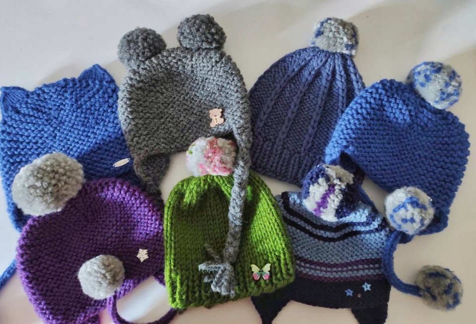 Дитячі шапочки за донат для ЗСУ (фото Світлани Панасюк)