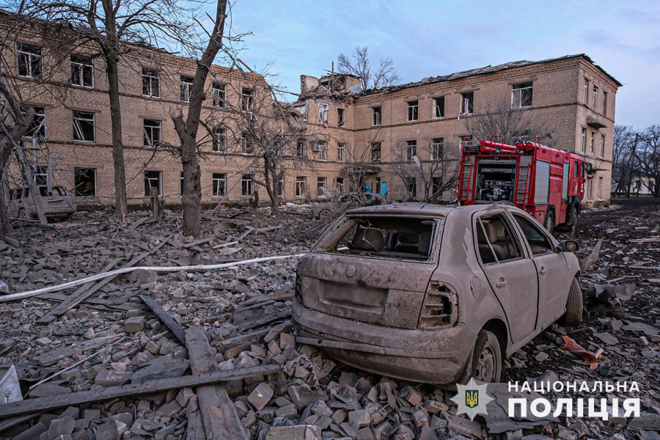 Наслідки ракетного удару по Селидовому Донецької області (фото з фейсбуку Нацполіції України)