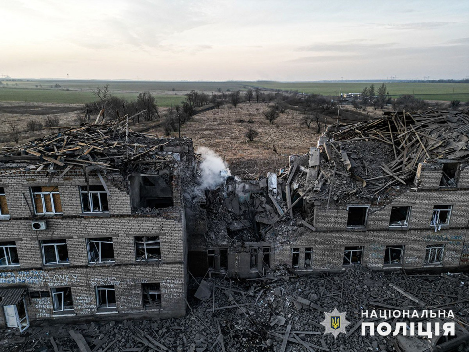 Наслідки ракетного удару по Селидовому Донецької області (фото з фейсбуку Нацполіції України)