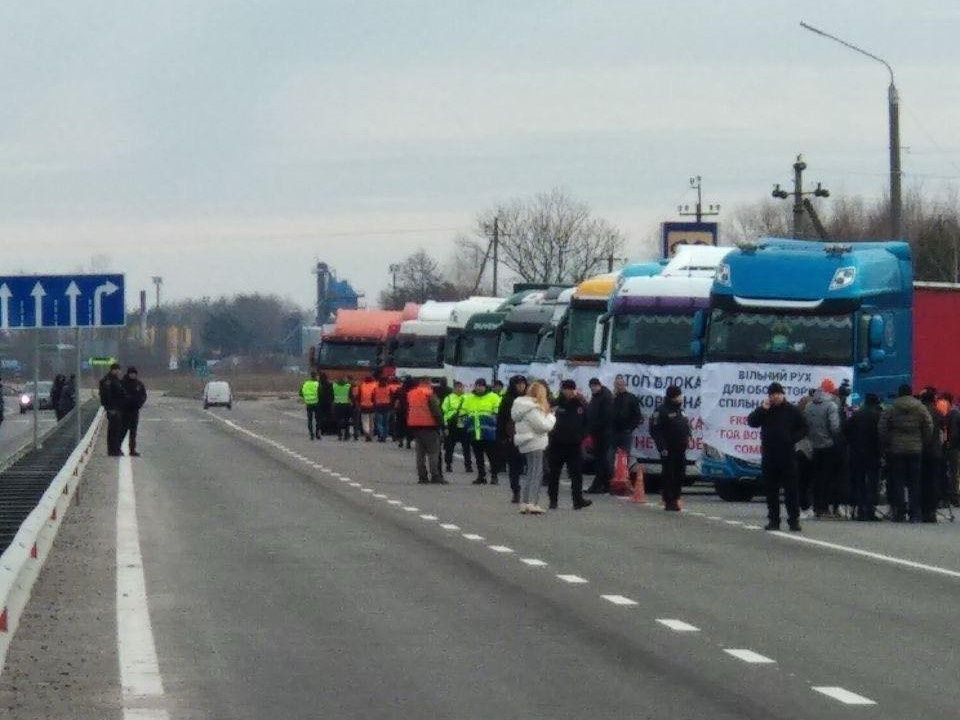 Українські перевізники вийшли на акцію протесту поблизу пункту пропуску "Ягодин" (фото Волинської митниці)