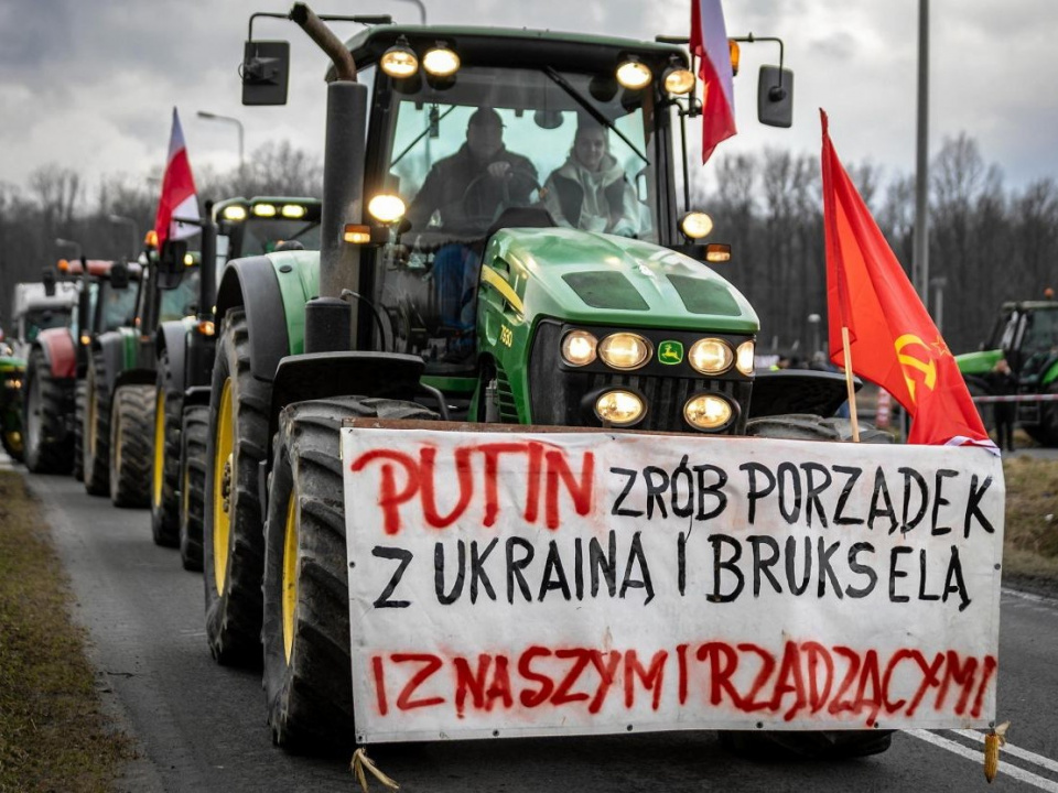 Плакат із закликлм "путін наведи лад з Україною та Брюселем" (фото Grzegorz Celejewski/ Wuborcza.pl)