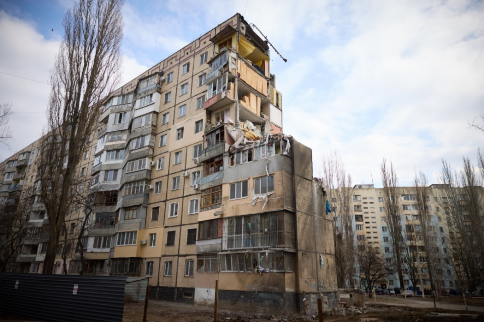 Будинок в Одесі, в який 2 березня влучив "шахед" (фото Офіс Президента України)