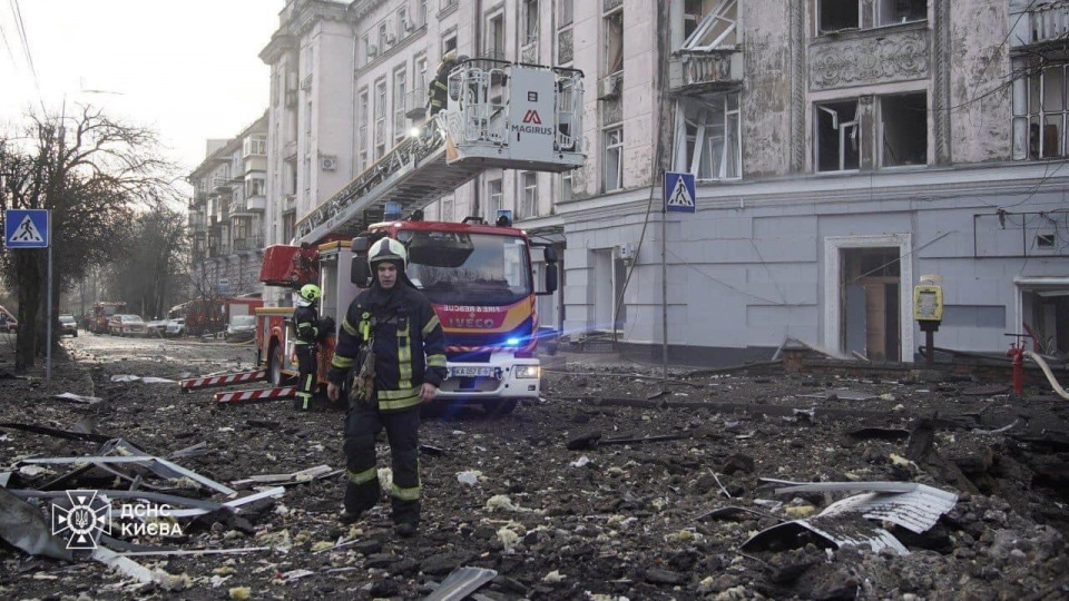 Масована атака на Київ: знищено 31 ракету — дві балістичні і 29 крилатих (фото ДСНС Києва)