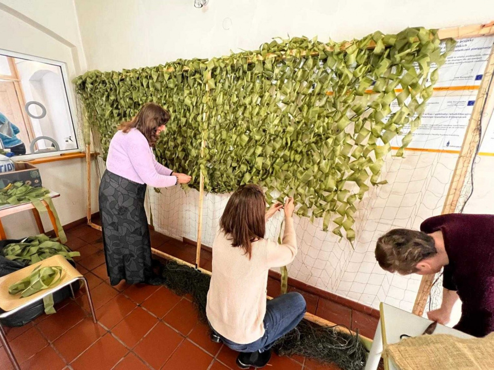 Плетення сіток в Карітас (фото з архіву Лариси Коваленко)
