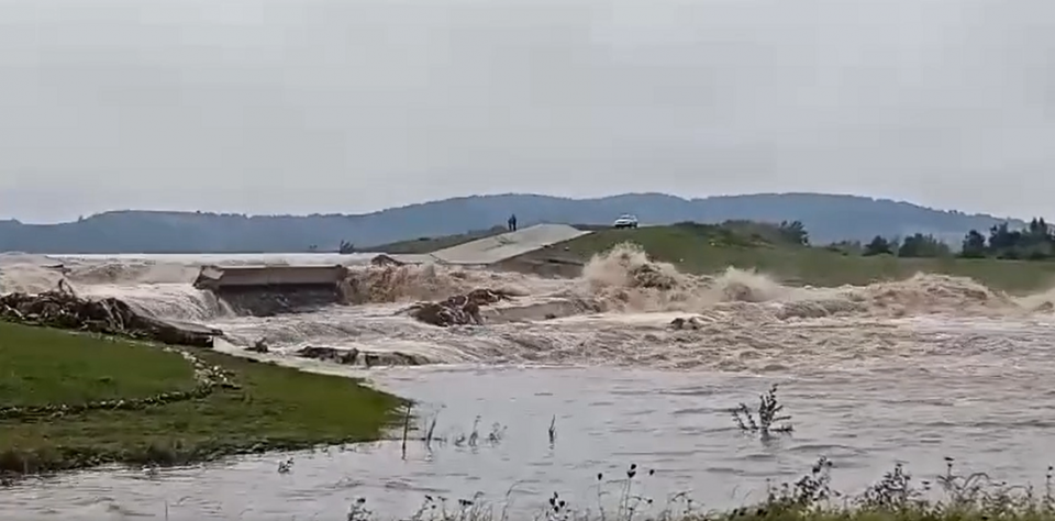 Біля села Козельно на Нисі-Клодзкій прорвало Топольське водосховище (скриншот відео з фейсбуку)