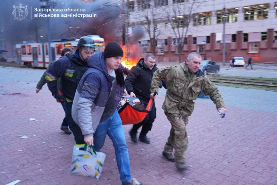 росіяни посеред дня атакували Запоріжжя: одна людина загинула, 30 постраждали - Федоров (фото з фейсбуку Запорізької ОВА)