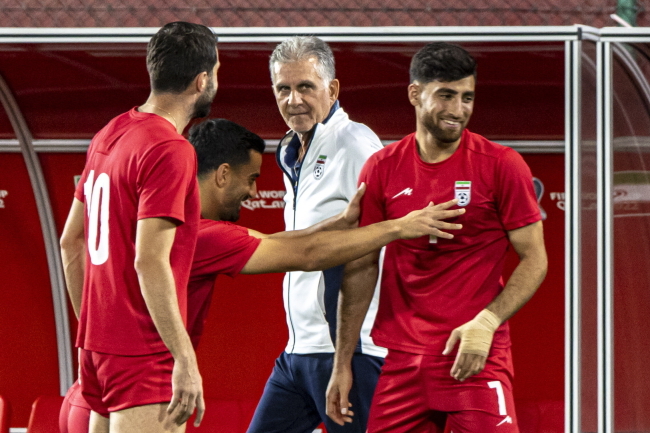 Główny trener Iranu, Carlos Queiroz, uczestniczy w sesji treningowej reprezentacji Iranu w piłce nożnej w ośrodku treningowym Al-Rayyan w Doha, Katar [fot. PAP/EPA/MARTIN DIVISEK]