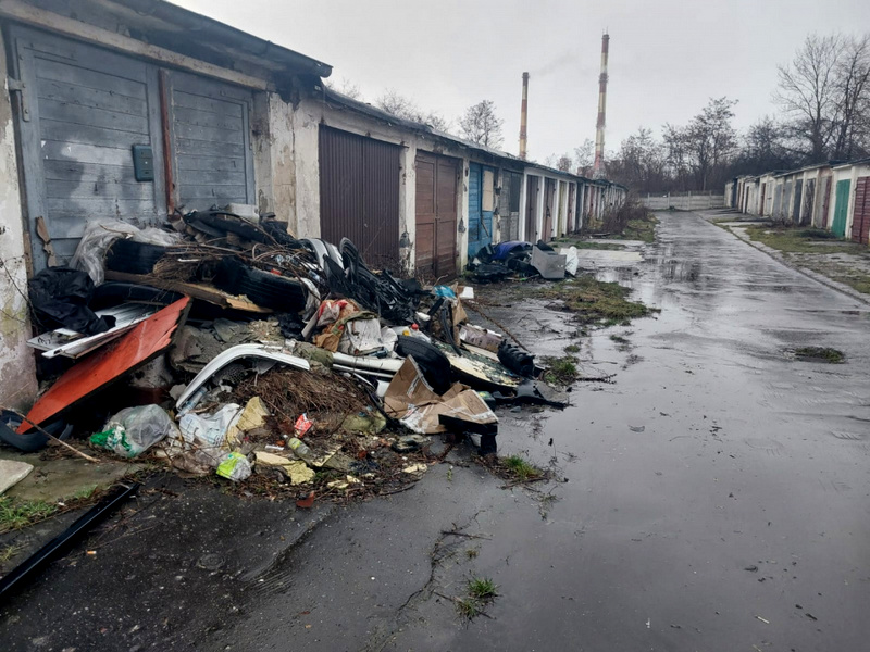 Śmieci przy garażach na ul. Luboszyckiej w Opolu [fot. Agnieszka Stefaniak]