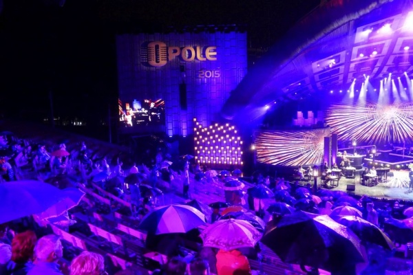 Dlaczego nie ma dachu nad amfiteatrem w Opolu? Czy opolska publiczność podczas festiwalu jest skazana na deszcz? [fot. Adam Szostok]