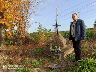 "Czekałem, czy być może jakiś zarządca terenu, który to usunął, ustawi to z powrotem w godne miejsce, ale nic takiego niestety się nie stało i dlatego zwróciłem się do Radia Opole" - pa Damian [fot. Krzysztof Dobrowolski]