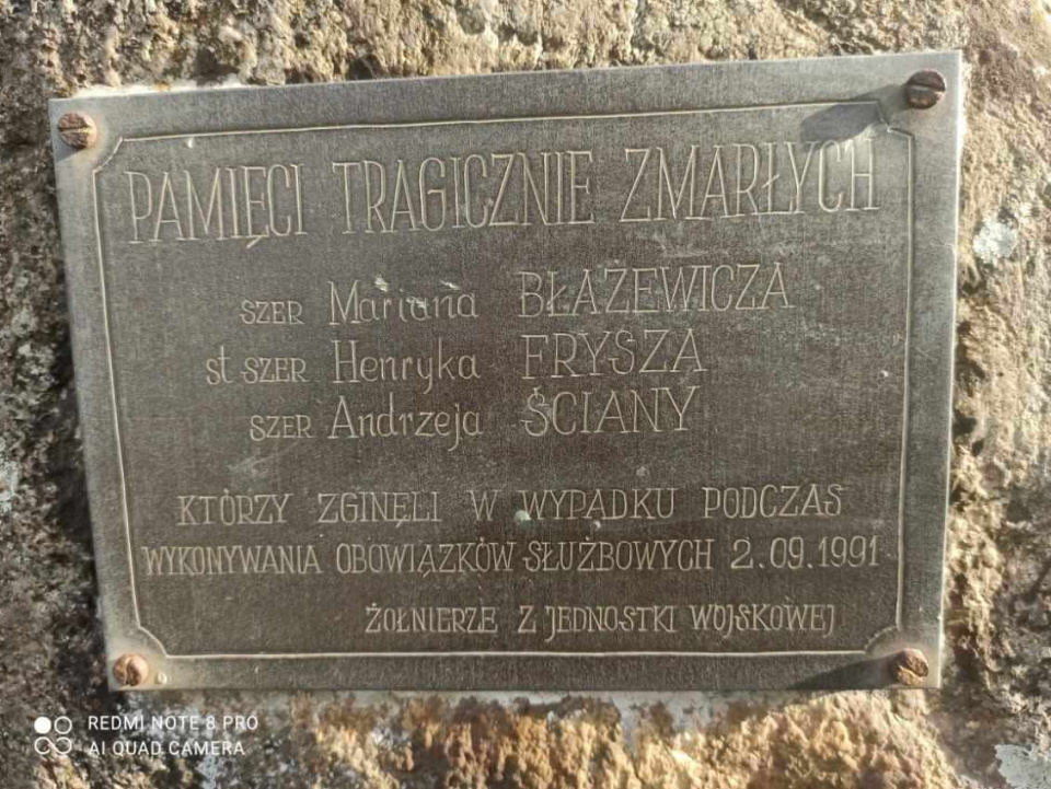 Fragment obelisku, który upamiętnia ofiary wypadku z 1991 roku, który wydarzył się na ul. Krapkowickiej w Opolu [fot. Krzysztof Dobrowolski]