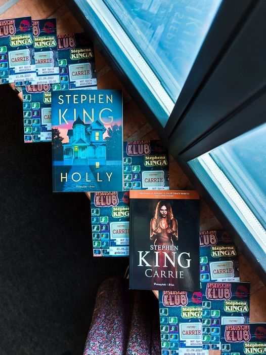 Okładki książek Stephena Kinga [fot. MBP w Opolu]