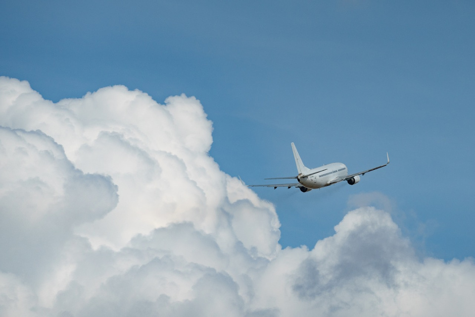 Wakacyjny poradnik wysokich lotów - to nasz nowy cykl nadawany podczas wakacji [fot. https://pixabay.com/pl/photos/samolot-lotnisko-burgas-niebo-7429725/]