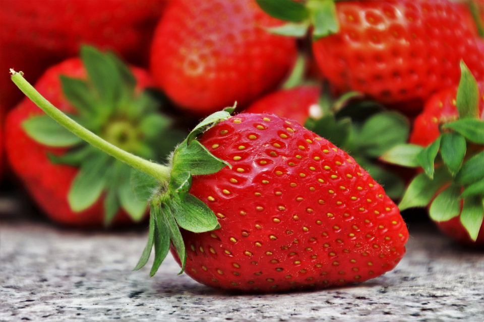 W kąciku "Zdrowe i kolorowe" tym razem o truskawkach [fot.https://pixabay.com/pl/photos/truskawki-owoc-pora-roku-jedzenie-3359755/]
