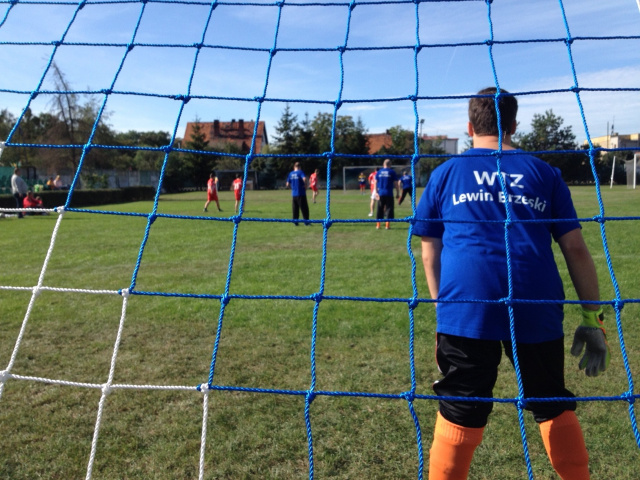 Niepełnosprawni z całego województwa grają w piłkę w Lewinie Brzeskim