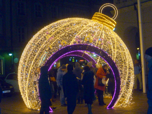 Świąteczny jarmark w Opolu ruszył oficjalnie. Lodowisko, stok, karuzela i koncerty