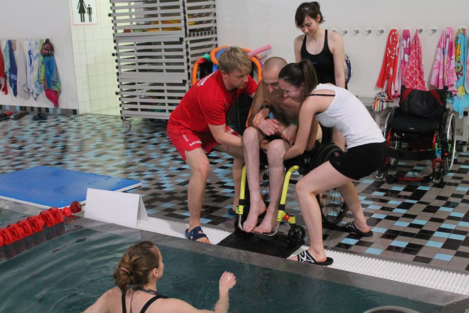 Niepełnosprawni na basenie "Wodna nuta" [ fot. MOSiR ]