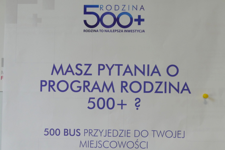 Bus informacyjny programu Rodzina 500 plus w Radłowie [fot. Monika Antczak]