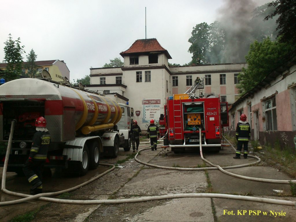 Pożar byłej hurtowni przy ul. Słowiańskiej [fot.KP PSP Nysa]