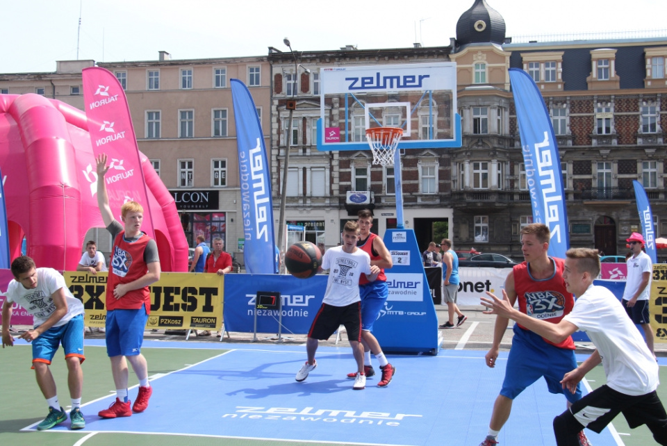 Turniej koszykówki ulicznej Zelmer 3x3 Cup w Opolu 25.06.2016. W czerwonych strojach zwycięzcy kategorii U18 [fot. Donat Przybylski]