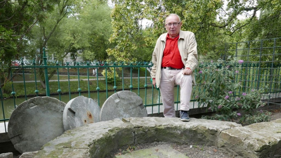Ryszard Czerwiński pokazuje miejsce gdzie po wojnie stała jedna z rzeźb [fot. Piotr Wrona]